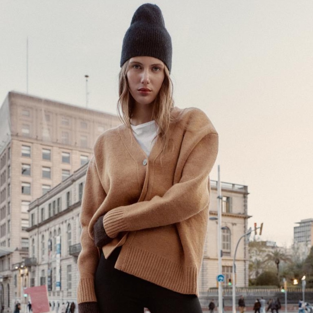 ZARA RIBBED KNIT BEANIE HAT in Black
